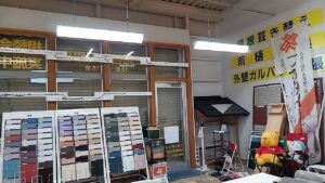 日成ホーム恵那店、プロタイムズ恵那店、ショールームの蛍光灯、商談に使用するテーブル、