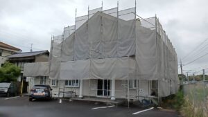 中津川市です、スレート屋根の棟の板金部分の補修工事を行います。