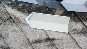 この板金を棟にはめ込みます、中津川市です、
