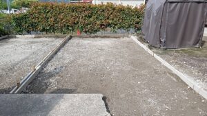 中津川市にて土間にコンクリートを打ちます。2台用のカーポートを設置します、