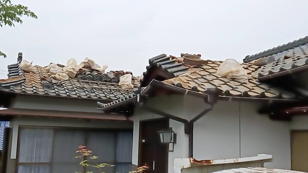 恵那市です、
瓦屋根をガルバリウム鋼板に拭き替えます、
