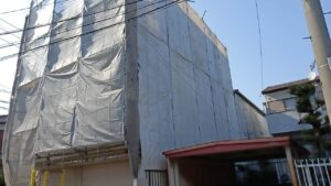 中津川市です。2軒分の足場が立ちました。外壁塗装を行います。
