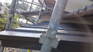 玄関屋根も勾配が無いので、横葺きから瓦棒に変更しました。