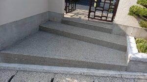 門扉前の階段も凄く綺麗に洗浄してあります。ご主人様、奥様も大喜びです、