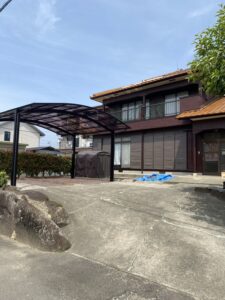 中津川市です、駐車場にカーポートの形が現われました、