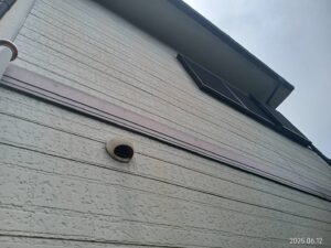 中津川市、外壁塗装の下見、幕板と外壁のサイディングボードに色落ちが目立ちます、