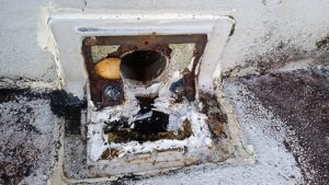 恵那市、ベランダのドレン、水漏れ、室内に水漏れが起きています、
