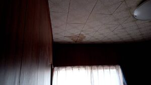 部屋の窓側にシミが見られます、屋根からの雨漏れです。