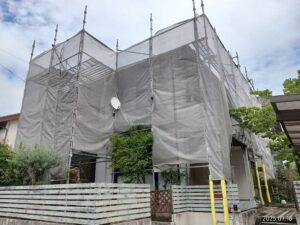 恵那市、外壁塗装の足場が建ちました。本日は洗浄を行います、