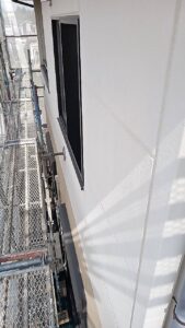 外壁のALCです。縦目地も横目地も亀裂が入っています。シーリング材にて増し打ちを行います。