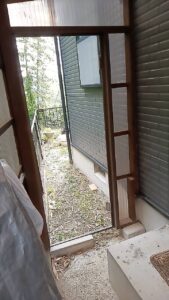 中津川市です。このドアの枠からドアが外れています。これを元に戻して欲しいとのことです、