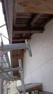 恵那市で外壁塗装の足場が建ちました。軒天井は木です。