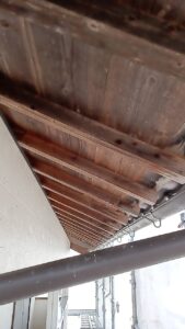 恵那市で洗浄を行います。軒天井の奥には空気を通す隙間がありますので、水を掛けないほうが良いですね、