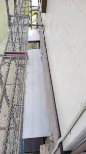恵那市です、家の裏にある小庇の屋根の板金です、