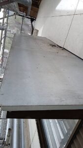 恵那市です、外壁塗装の足場が建ちました。小庇の板金の上に蝙蝠の糞が落ちています、