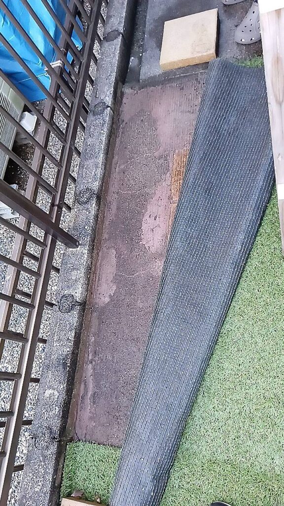中津川市、真砂土の土間です、足場を立てて割れないかと心配です、