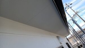 中津川市です、屋根と外壁塗装の社内の最終チェックを行っています、
軒天井です。