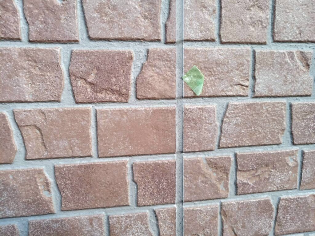 外壁塗装の見積もり依頼が入りました。現場調査にお伺いします。1階はタイル柄です。
2階は無地のサイディングボードです。