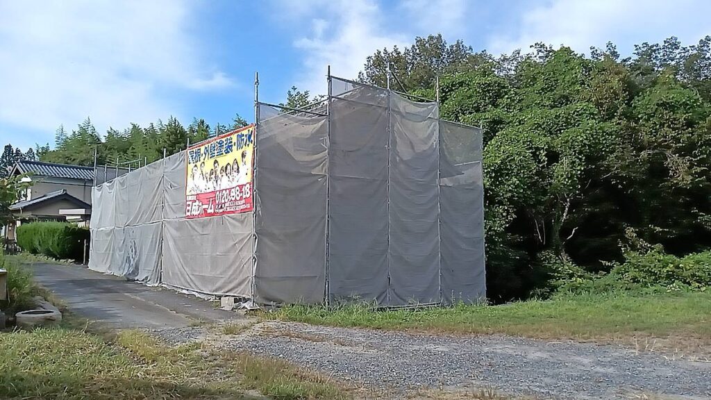 恵那市大井町の公民館です。
外壁の塗装工事を行っています。