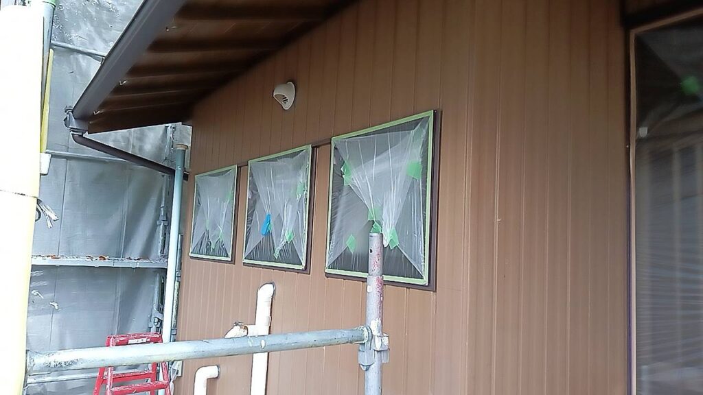 恵那市大井町の公民館の塗装工事を行っています。
トタンは茶色で塗っています。