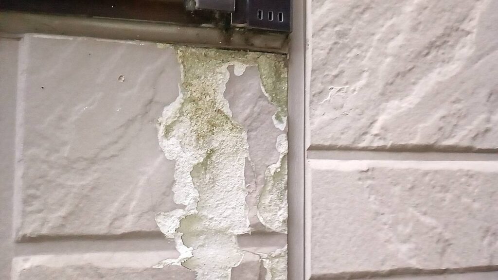 窓の下のサイディングボードが結露の水滴により傷んできてます。
中津川市です。