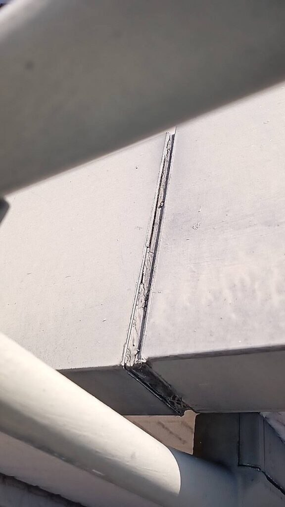 中津川市です。ベランダの笠木の目地のコーキングが切れてきてます。